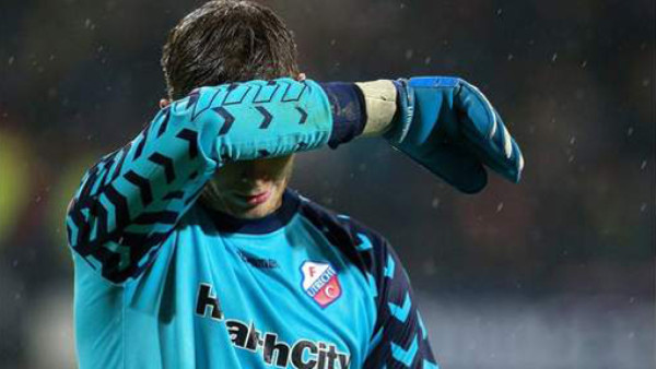 VIDEO: Portero holandés se dejó hacer un gol increíble