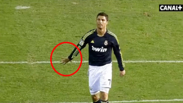 Cristiano Ronaldo criticado por mostrarle una 'manita” a portero del Valencia