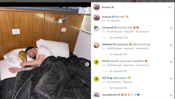 Leo Messi abrazado con la copa del mundo. Foto: Instagram de Messi.