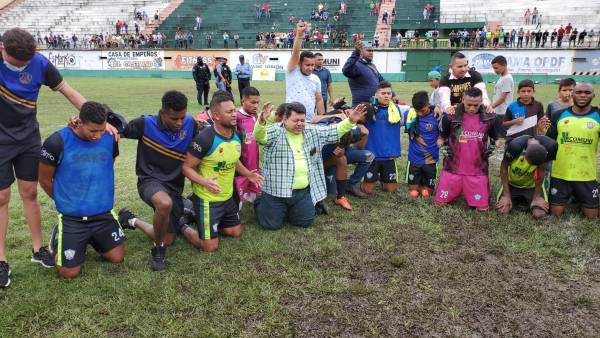 Futbolistas de Olancho FC y parte de su directiva, de rodillas agradeciendo a su Dios por la clasificación a la final.