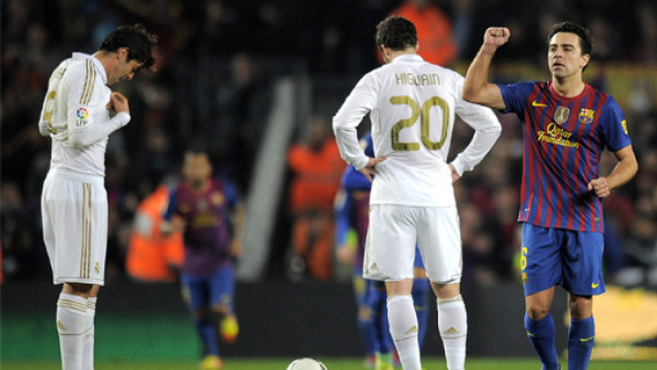 Barcelona sufre, pero despacha al Real Madrid