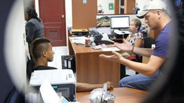 INSÓLITO: Jugador salvadoreño paga multa con monedas de un centavo