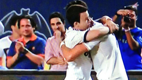 VIDEO: Cristiano se gana aplausos tras abrazar a fans que invadió la cancha