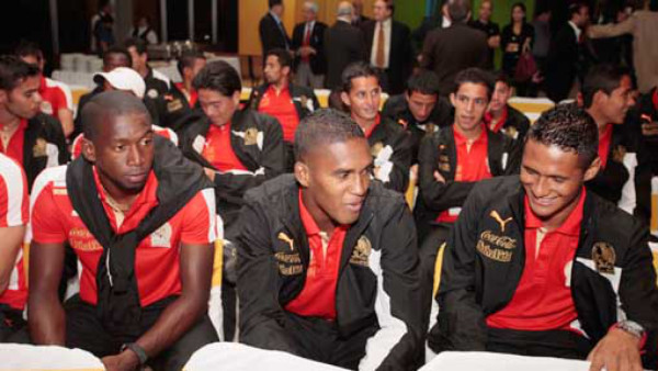 ¡Olimpia presenta uniforme del centenario!