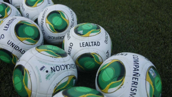 Suárez recibió a jugadores con mensajes en los balones
