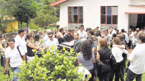 Dan el último adiós a Dennis Marshall