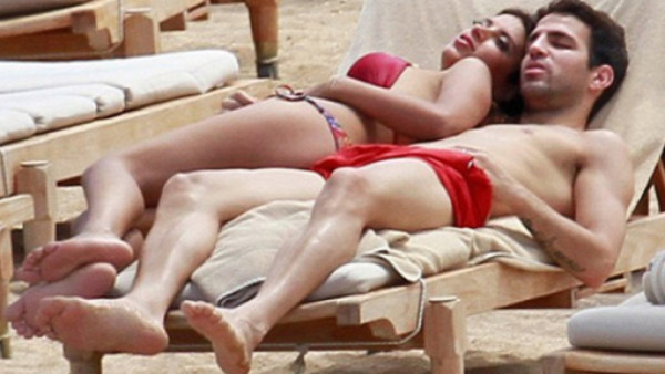 Cesc Fábregas con su novia en la playa