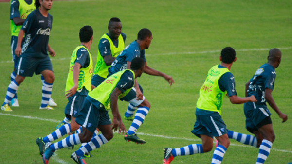 El susto de Jerry Bengtson en el entrenamiento de Honduras