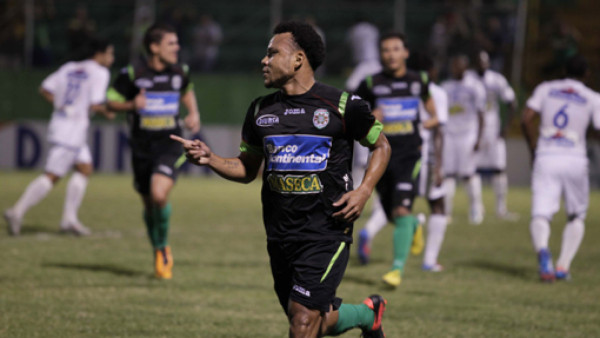 VIDEO: Emil Martínez se luce con penal a lo Panenka