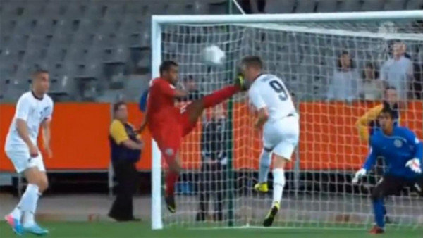 VIDEO: Brutal patada deja sangrando a jugador de Nueva Zelanda