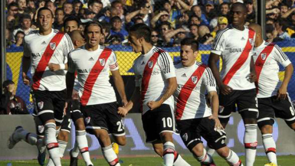Boca fastidia al River Plate en su carrera por el título