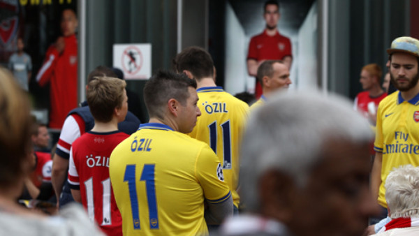 Locura por Mesut Özil entre aficionados del Arsenal