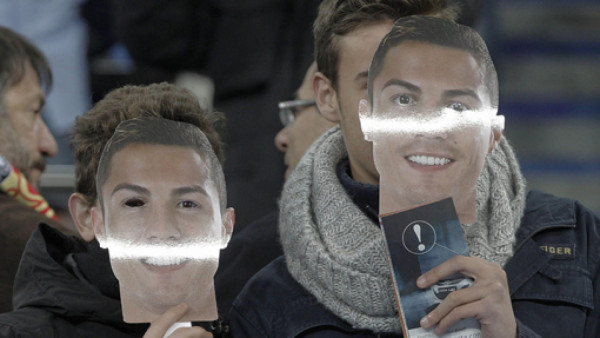El Bernabéu pide Balón de Oro para Cristiano con miles de máscaras