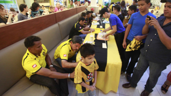 Real España comparte con su afición en un mall sampedrano