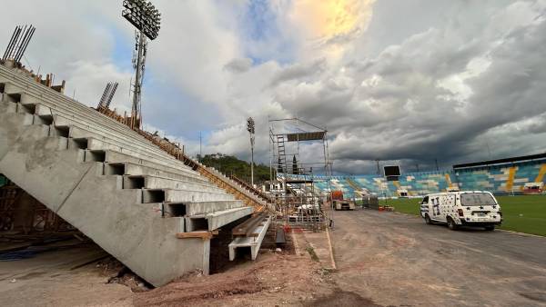 Poco a poco avanzan los trabajos de la nueva gradería del estadio Nacional de Tegucigalpa. Foto: Mauricio Ayala.