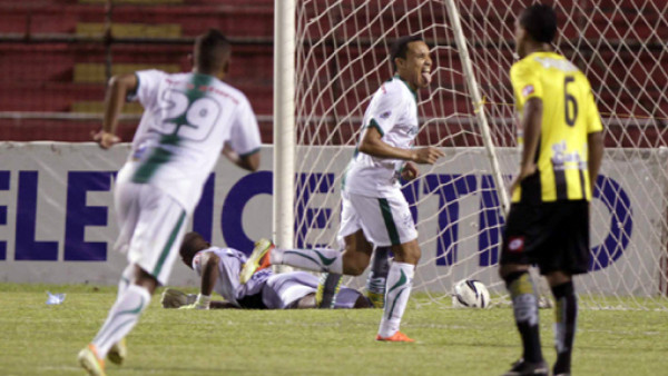 Róchez salva agónicamente al R. España