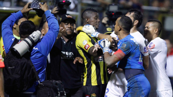 VIDEO: Jugadores de Real España y Olimpia armaron la bronca