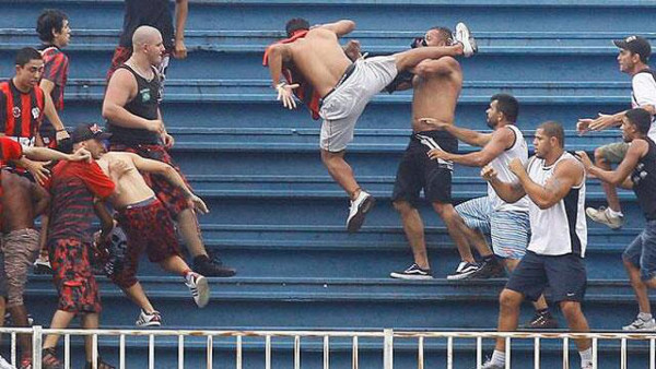 VIDEO: Brutal pelea entre aficionados en liga brasileña