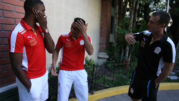 El técnico del Olimpia Danilo Tosello bromea con los jugadores Brayan Beckeles y Carlos Will Mejía.