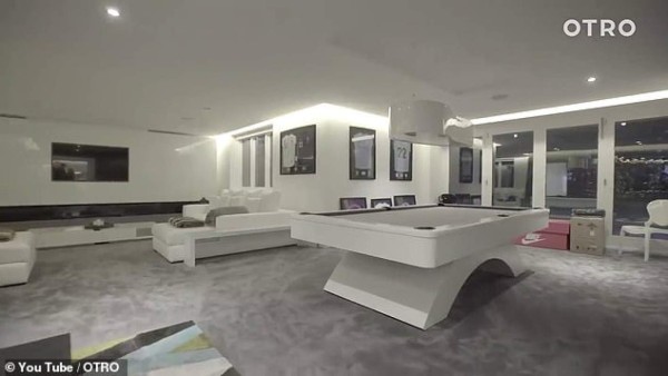 Con cancha de fútbol en el interior: La increíble mansión de Mendy, el crack del Manchester City