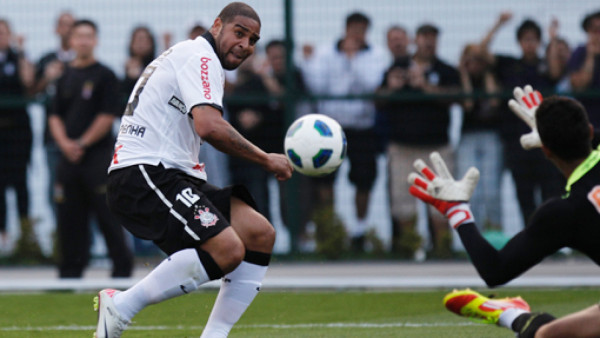 Adriano disparó contra una mujer con un arma de policía