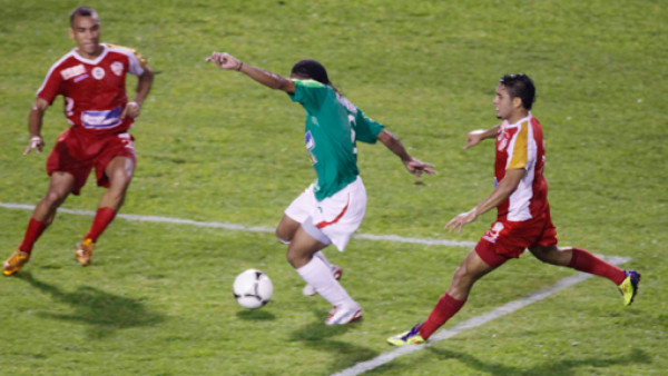 David Meza logra engañar al árbitro con un piscinazo