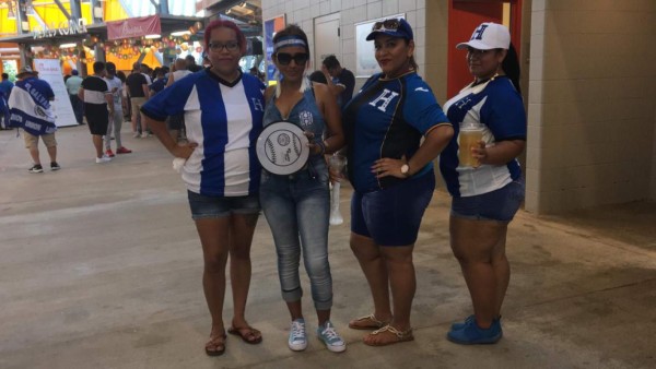 Esposa de Emilio Izaguirre deslumbra en juego de Honduras ante Curazao por la Copa Oro 2019