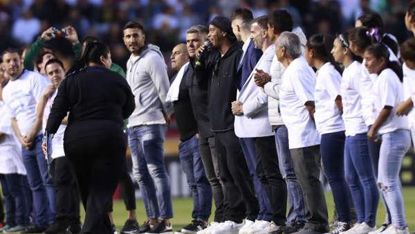 Así fue el regreso de Ronaldinho a México para la reapertura del estadio del Querétaro: solo aguantó medio tiempo