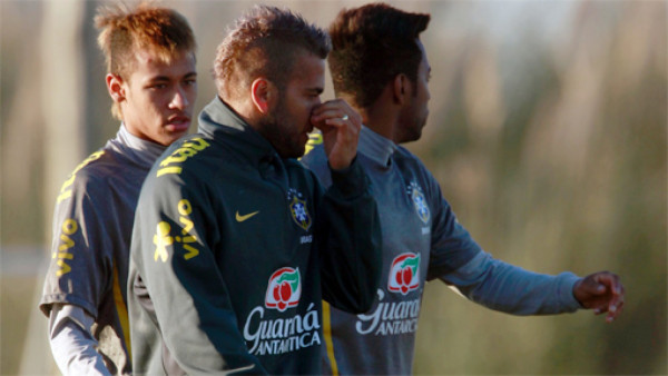 Neymar asegura que Dani Alves siempre lo 'avergüenza”