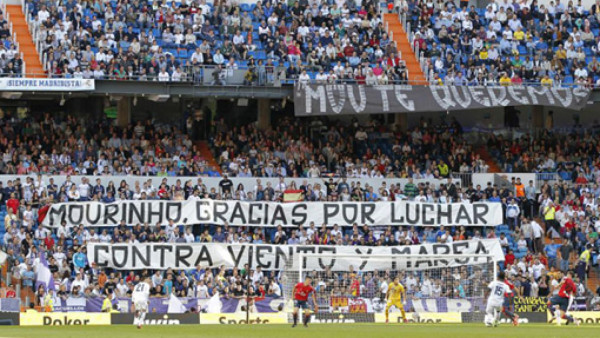 El Bernabéu despide a Mourinho con muchas pancartas