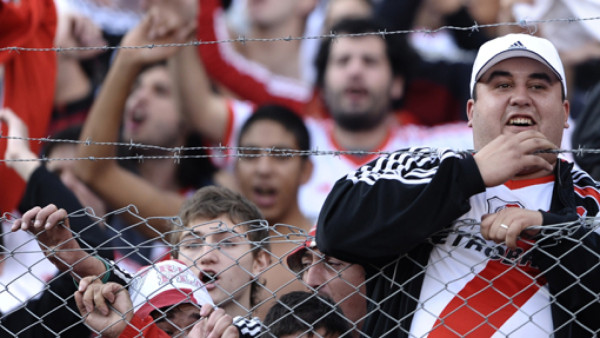 Hinchas de River celebran el ascenso de su equipo
