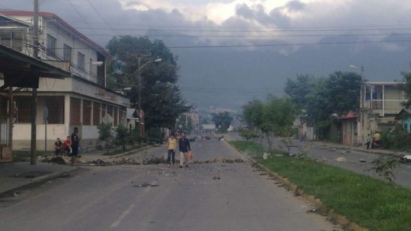 EN FOTOS: Carros quemados y carreteras tomas en casi toda Honduras