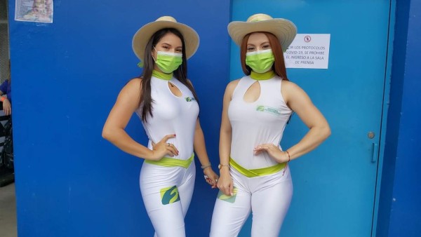 ¡Ambientazo! Hondureños se hacen sentir en el Cuscatlán y hasta Francisco Morazán llegó con su traje de general