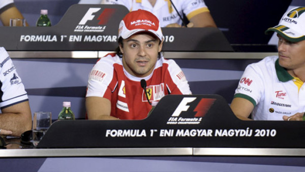 Felipe Massa no se ve detrás de Alonso