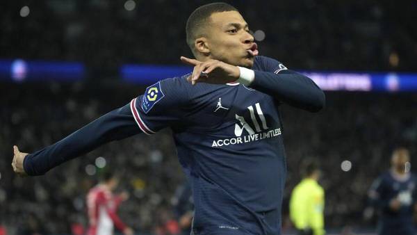 Mbappé no ha firmado de momento una renovación con el PSG y su futuro sigue en el aire.