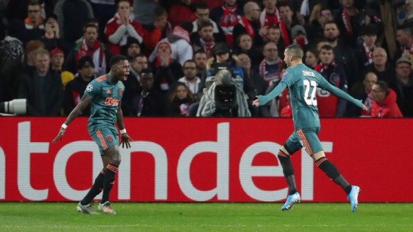 FOTOS: El triste final de la camisa que un jugador del Ajax le regaló a un niño