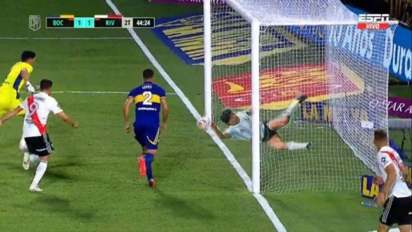 'Salvada de dios', los memes dejan como ídolo a Maradona por el efecto imposible que evitó el gol de River