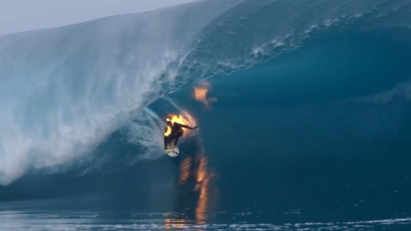 Jamie O'Brien, el surfista que conquista las olas envuelto en llamas