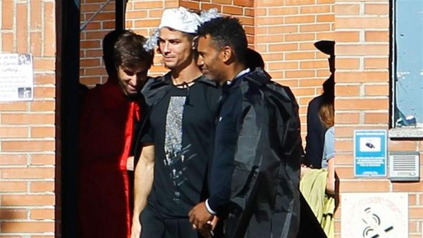 ¡DE LOCOS! Así fue Cristiano Ronaldo a traer a su hijo a la escuela