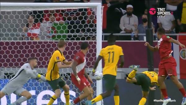 Este fue el remate de Flores que se estrelló en el poste. Cerca estuvo Perú del gol.