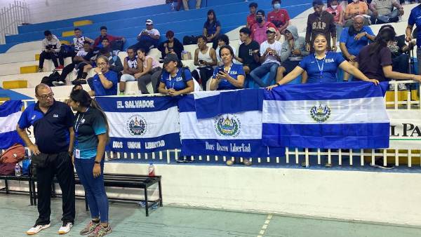 Un gran número de aficionados salvadoreños hicieron el viaje a Honduras para apoyar a los suyos.