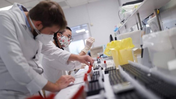 COVID-19: Quiénes recibirán primero la vacuna para combatir el virus y revelan cuánto costaría