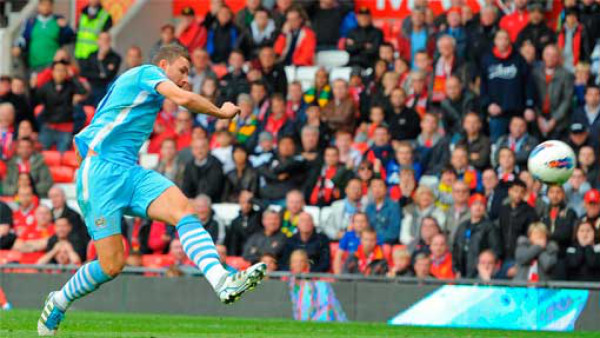 El City golea 6-1 al United en el derbi de Manchester.