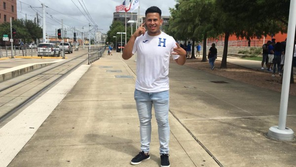 Esposa de Emilio Izaguirre deslumbra en juego de Honduras ante Curazao por la Copa Oro 2019