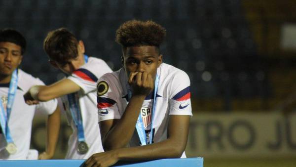 Keyrol Figueroa se mostró muy triste al recibir su medalla de segundo lugar.