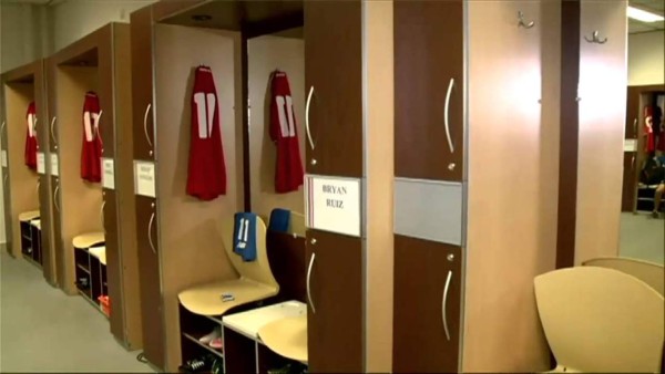 Especial: El camerino del estadio Nacional de Costa Rica y los más lujosos del mundo