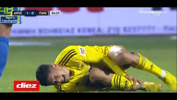 ¡Dura entrada! Luis Palma salió quejándose del campo por lesión del tobillo, en el triunfo del Aris Salónica sobre Panetolikos