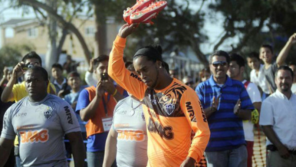 VIDEO: Ronaldinho causa furor en su llegada a México