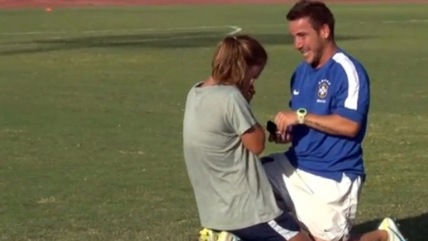 VIDEO: Se hace el lesionado y le pide matrimonio a su novia