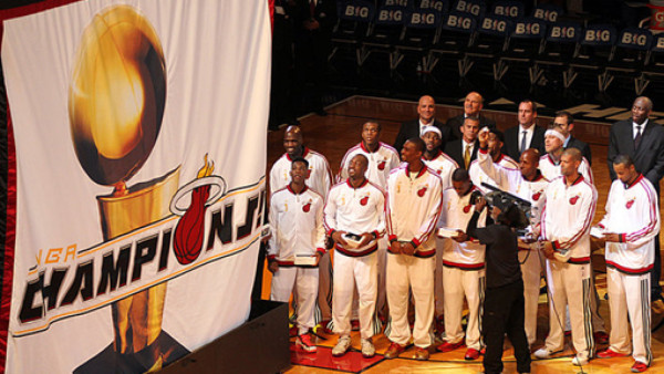 El campeón Miami Heat debuta ganando en la NBA